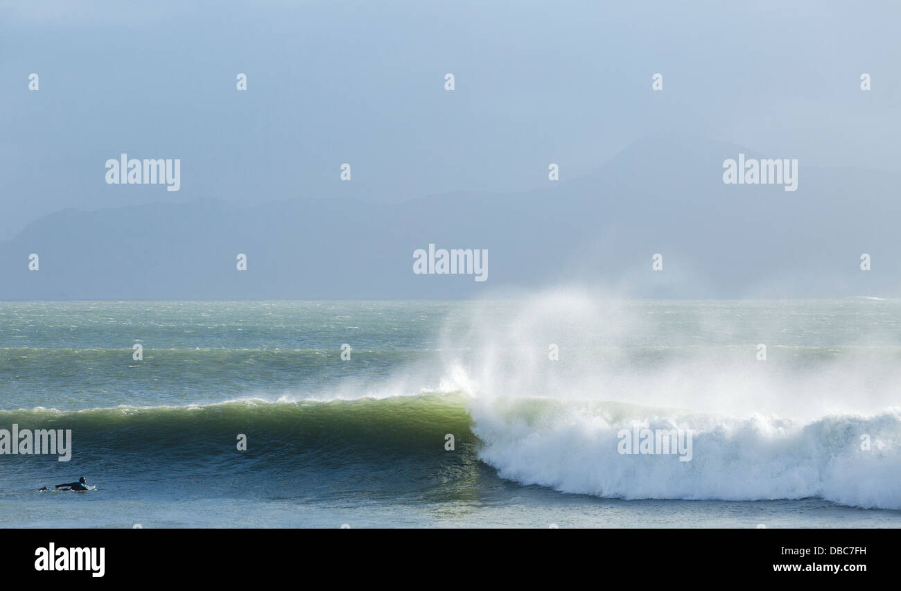 Surfer con onde che si infrangono sotto l'ombra di Croagh Patrick, co mayo Irlanda Foto Stock