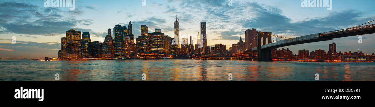 New York City panoramic cityscape di sera al tramonto Foto Stock
