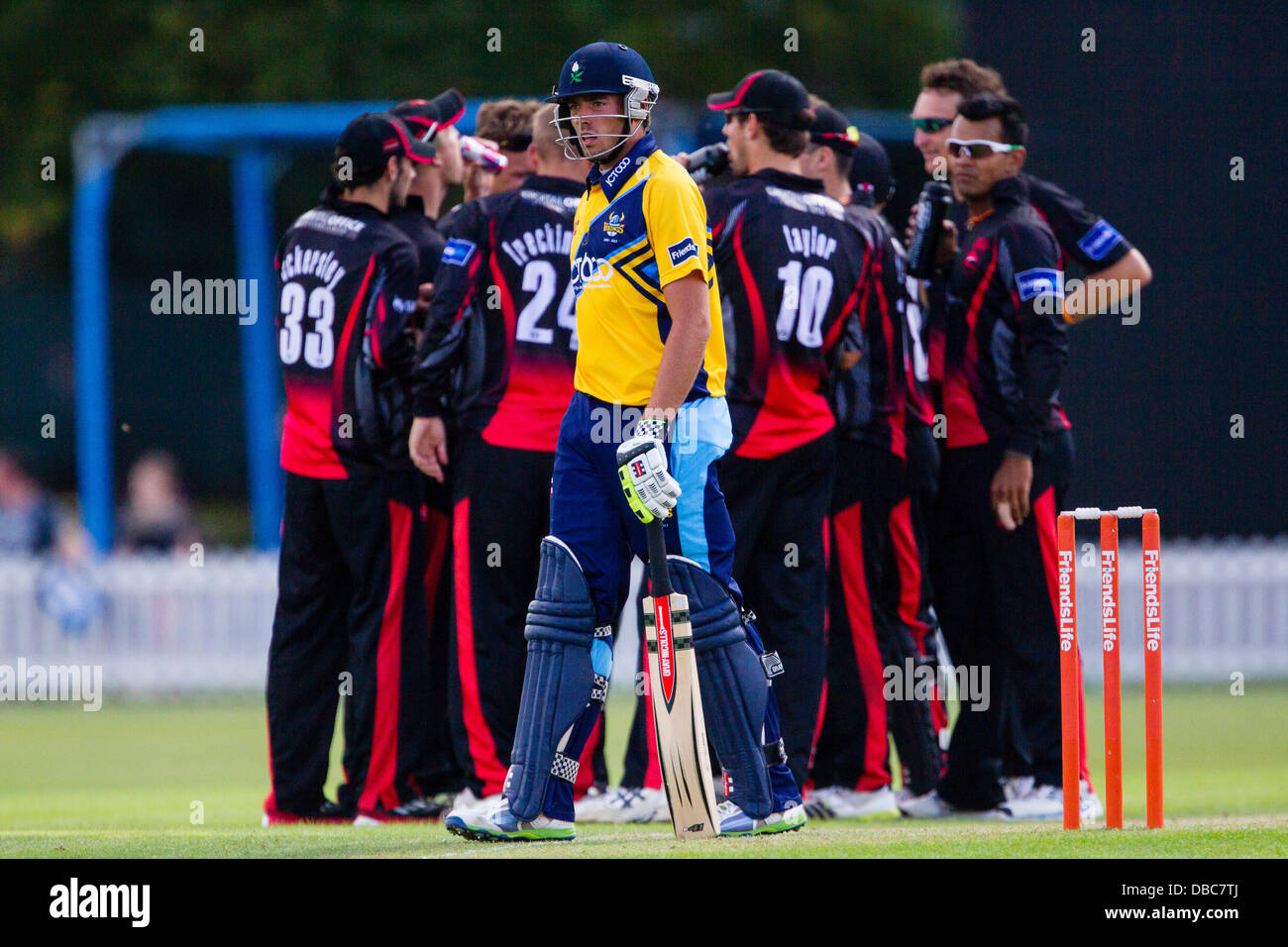 Leicester, Regno Unito. Domenica 28 luglio 2013. La Yorkshire Liam Plunkett passeggiate fuori dopo essere stati colpiti come Leicestershire giocatori celebrare in background. Azione dal FriendsLife t20 Nord Gruppo partita di cricket tra Leicestershire volpi e Yorkshire vichinghi. Credito: Graham Wilson/Alamy Live News Foto Stock