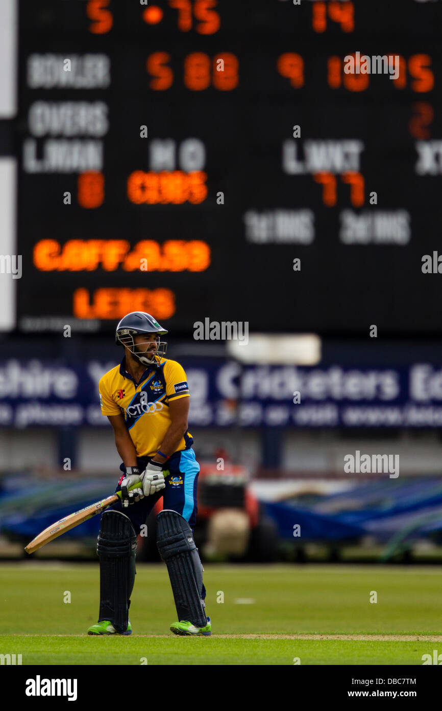 Leicester, Regno Unito. Domenica 28 luglio 2013. La Yorkshire Azeem Rafiq batting davanti al Grace Road scoreboard. Azione dal FriendsLife t20 Nord Gruppo partita di cricket tra Leicestershire volpi e Yorkshire vichinghi. Credito: Graham Wilson/Alamy Live News Foto Stock