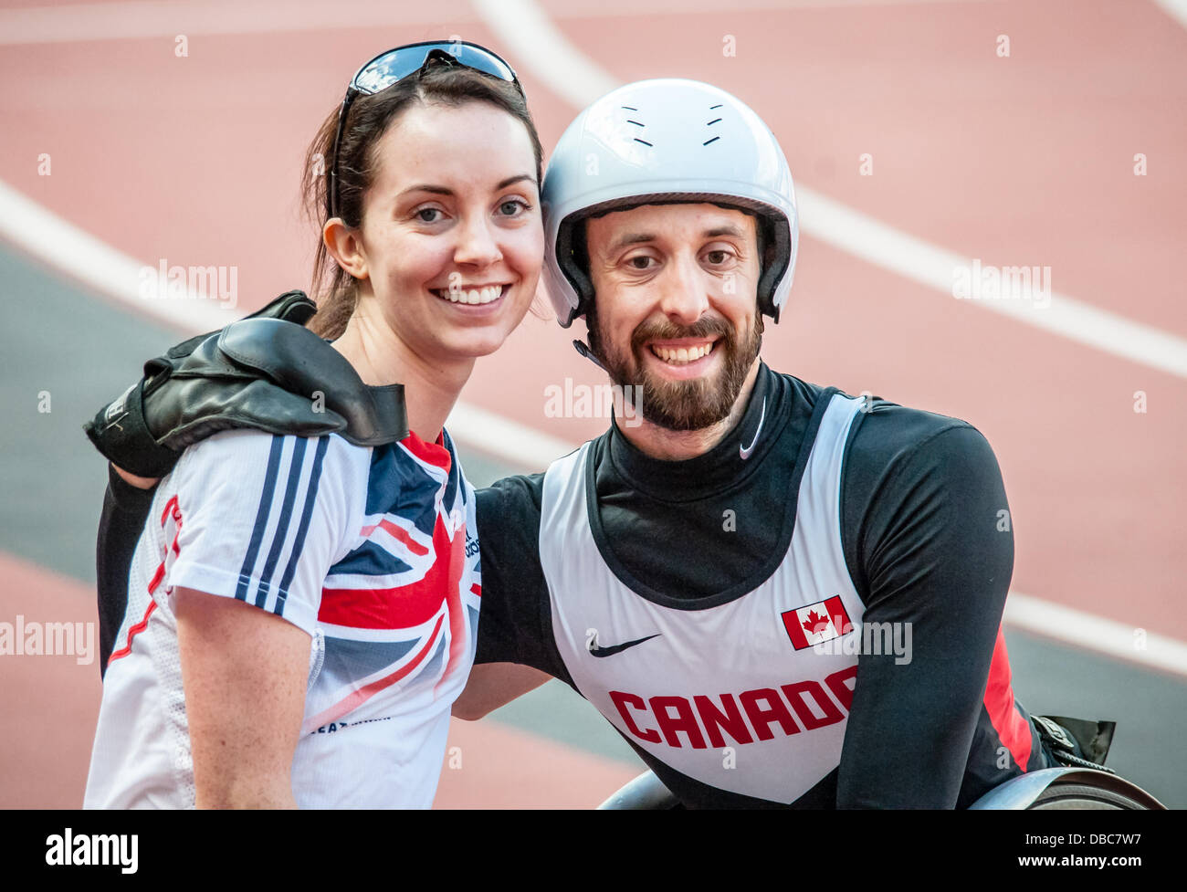 Brent Lakatos festeggia con la moglie, paralympian Stefanie Reid dopo aver vinto la mens T53 100m e stabilendo un nuovo record mondiale al Sainsbury's International Para sfida presso lo Stadio Olimpico di Londra del luglio 28th, 2013, REGNO UNITO Foto Stock