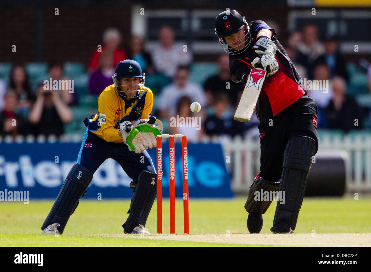 Leicester, Regno Unito. Domenica 28 luglio 2013. Leicestershire's Josh Cobb (destra) colpisce come Yorkshire Dan Hodgson (destra) guarda a. Azione dal FriendsLife t20 Nord Gruppo partita di cricket tra Leicestershire volpi e Yorkshire vichinghi. Credito: Graham Wilson/Alamy Live News Foto Stock