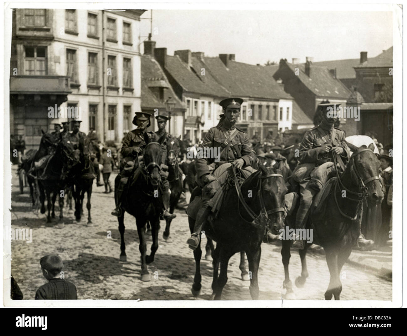 Una fotografia storica che mostra le unità di artiglieria a cavallo che marciano attraverso Fenges, in Francia, durante una campagna militare, catturando l'uso strategico dei cavalli da parte dei militari in guerra durante la prima guerra mondiale Foto Stock