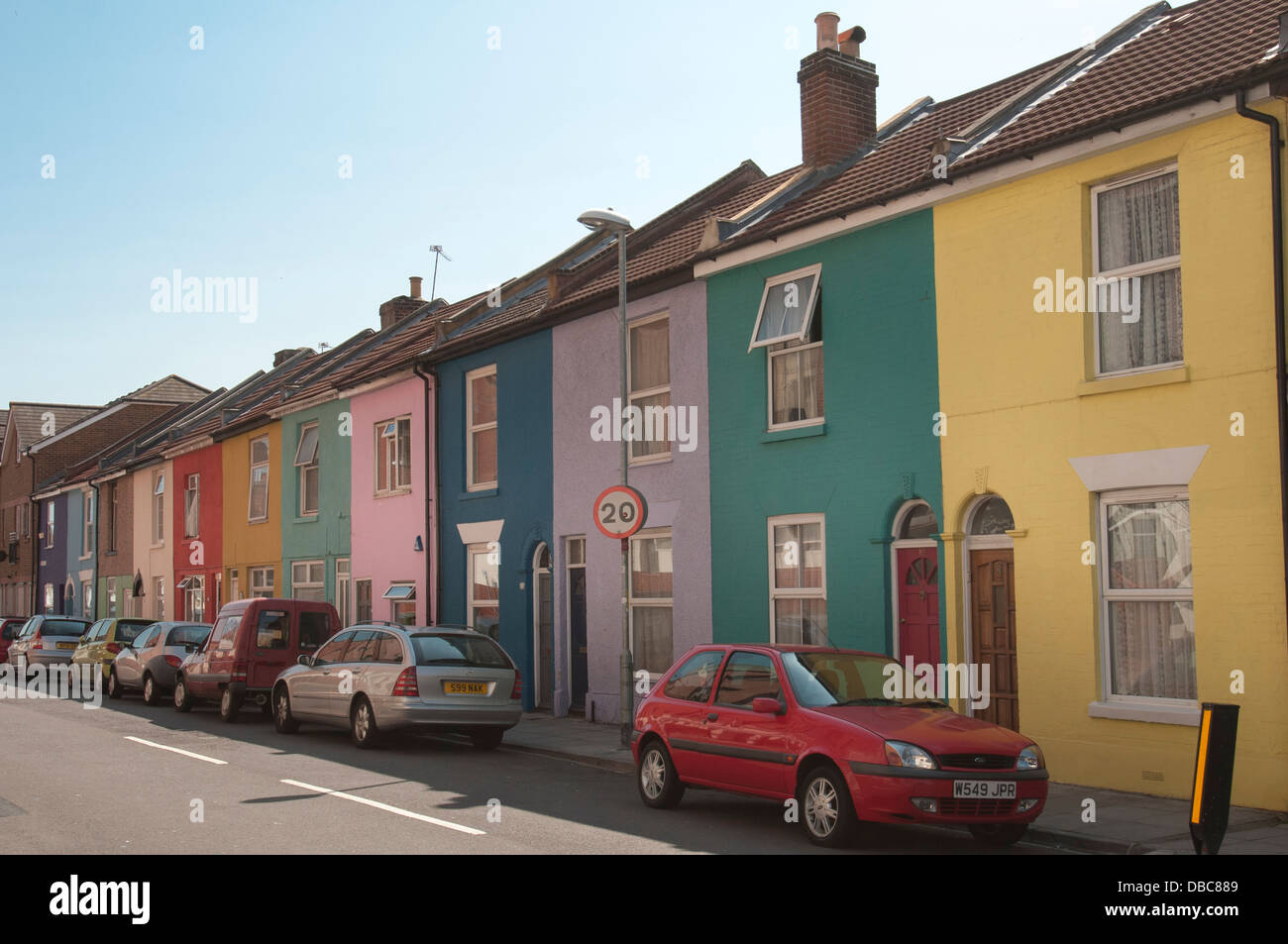 Street con dipinto di case a schiera in colori pastello Foto Stock