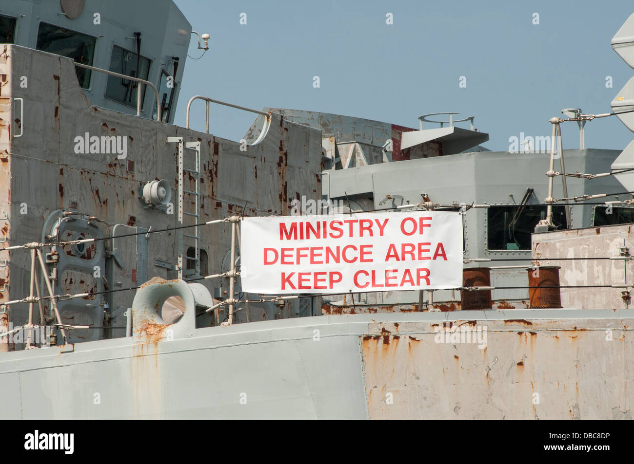 Ministero della Difesa Area mantenere chiaro segno su di un lato della Royal Navy frigate Foto Stock