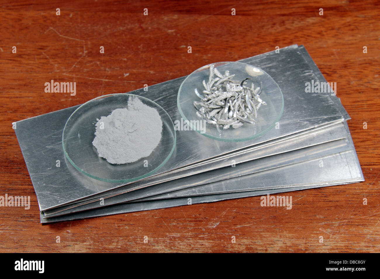 Differenti forme di metallo di alluminio (Al): polvere, trucioli e le strisce piatte; come usato in un UK high school. Foto Stock