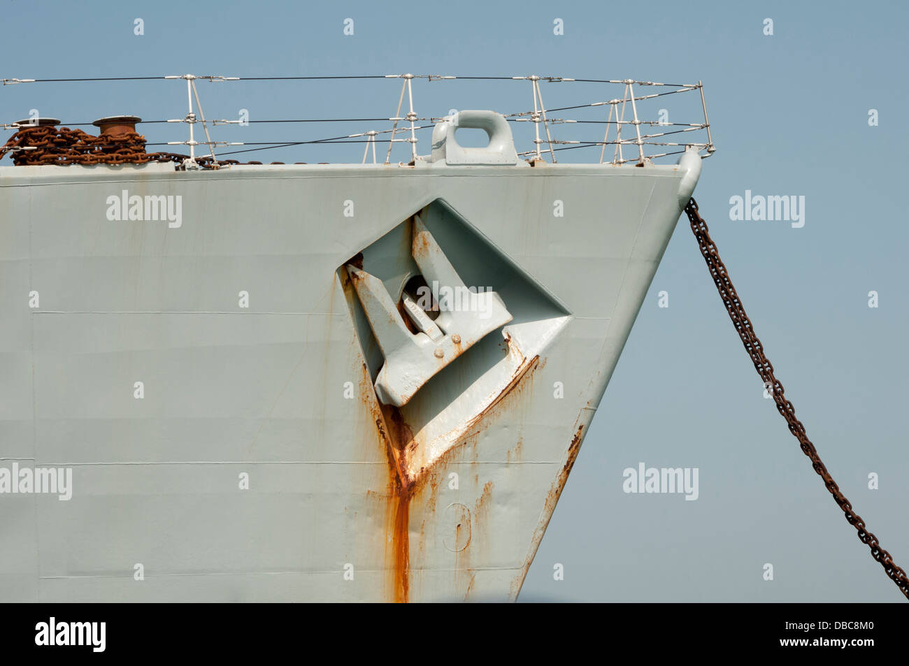 Prua di una nave di acciaio al di ancoraggio Foto Stock