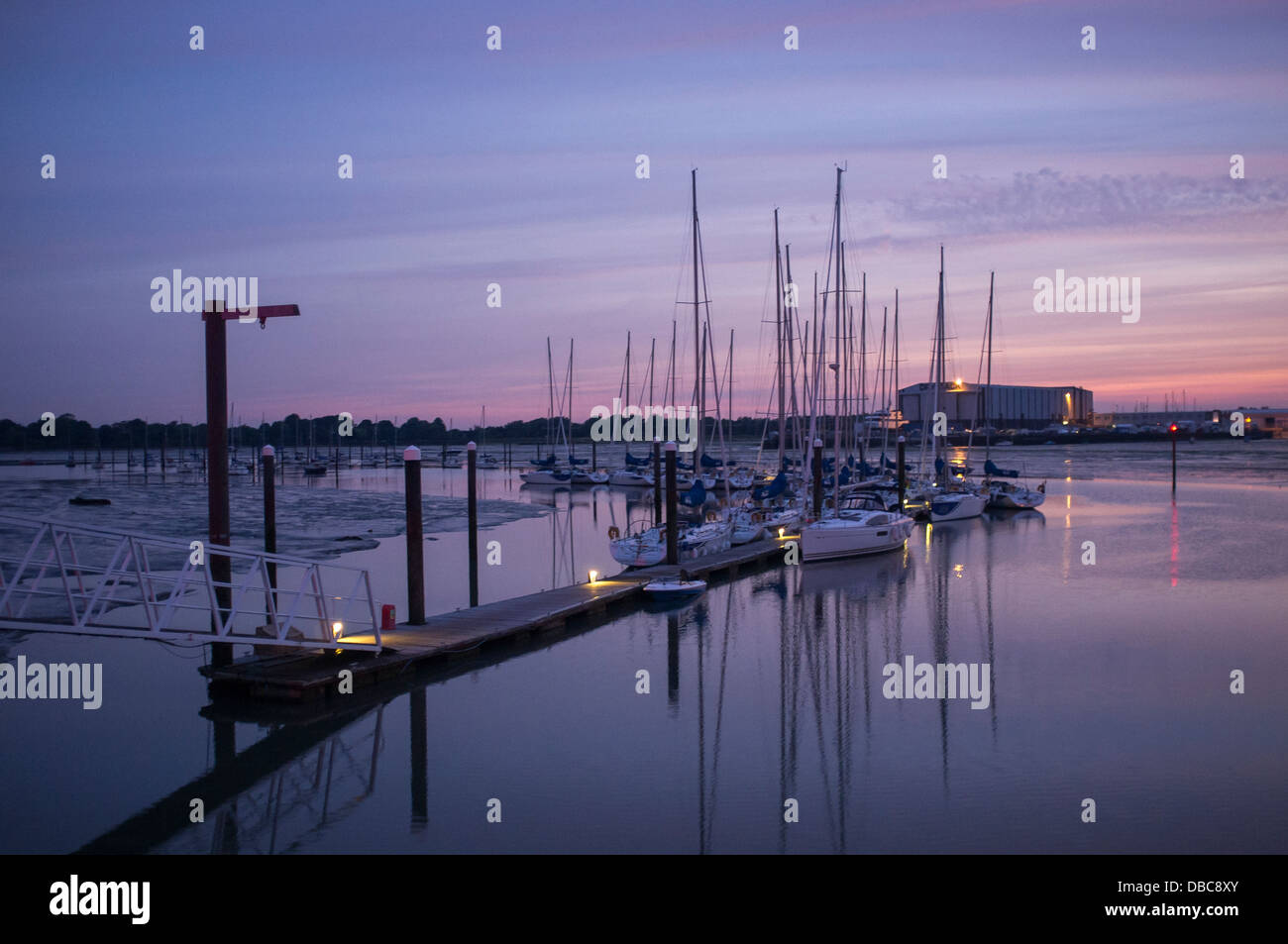 Yacht ormeggiati su un molo al port solent Marina al crepuscolo Foto Stock