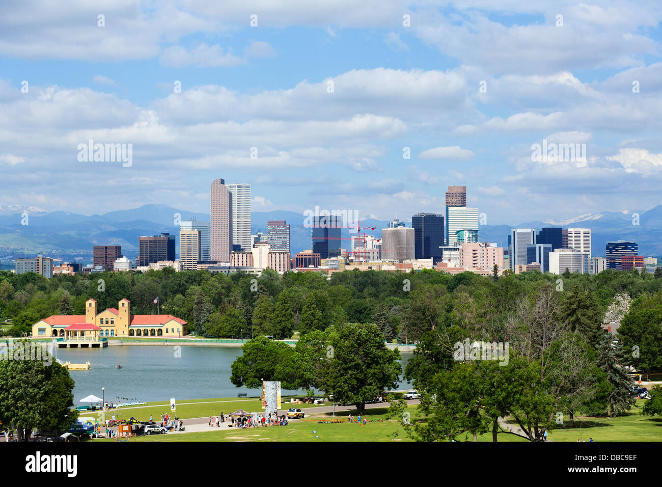 Downtown Denver skyline della città dal parco della città con le Montagne Rocciose in lontananza, Colorado, STATI UNITI D'AMERICA Foto Stock