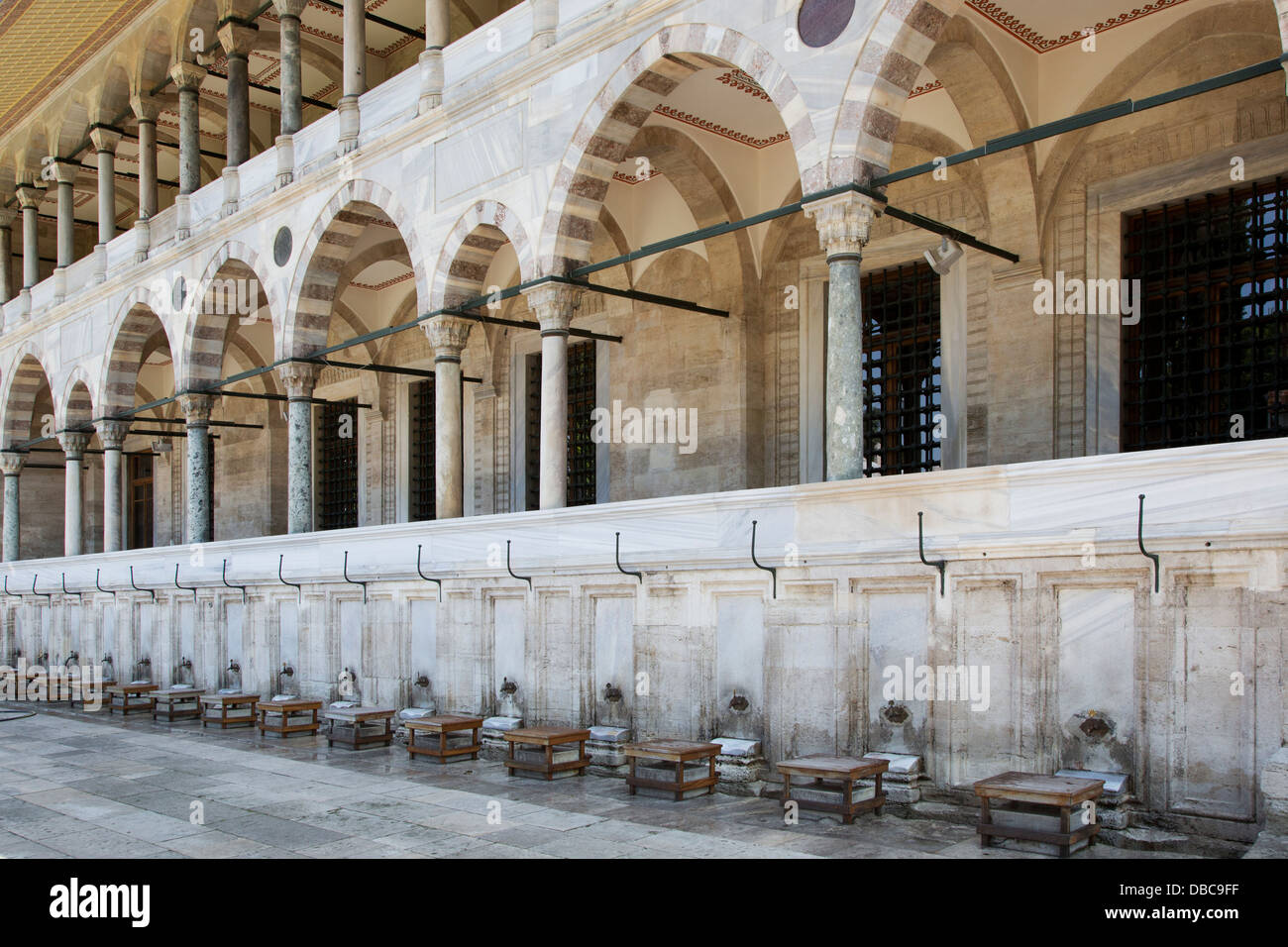 Area lavaggio esterno la Moschea di Suleymaniye ad Istanbul in Turchia Foto Stock