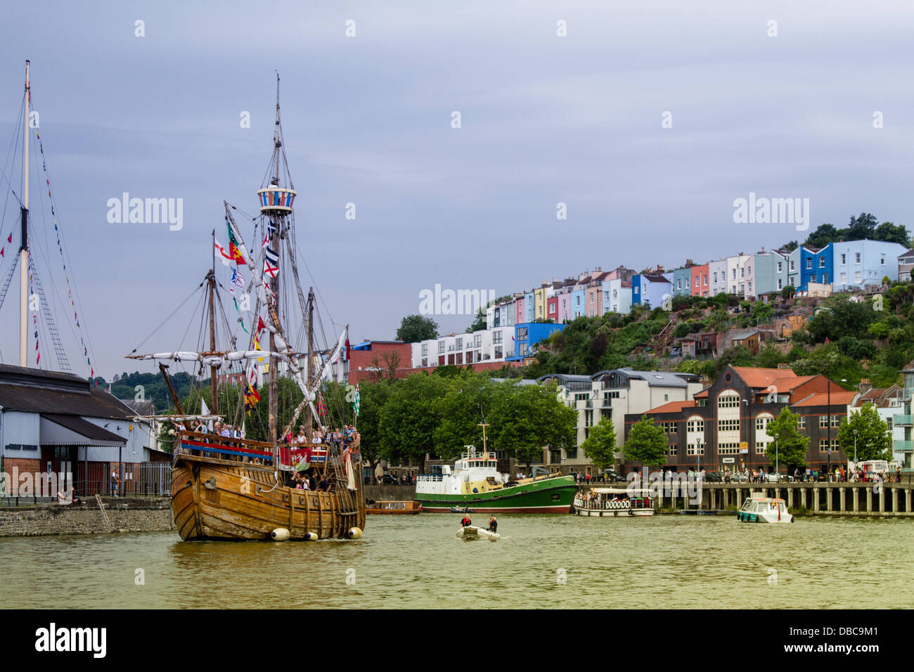 Bristol, Regno Unito. 27 Luglio, 2013. La replic di Cabot's ship, Matteo, vele in Bristol Docks Credito: Rob Hawkins/Alamy Live News Foto Stock