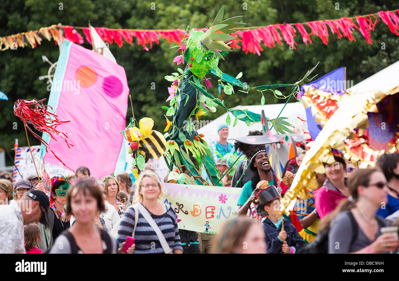 Malmesbury, Regno Unito. 28 Luglio, 2013. La gente a prendere parte alla processione attraverso Womad Festival in Charlton Park vicino a Malmesbury nel Wiltshire. Il world music festival attira quasi 40.000 persone alla posizione rurale. Credito: Adam Gasson/Alamy Live News Foto Stock