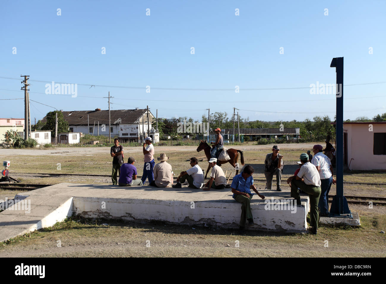 Gli uomini in chat al di fuori dell'ora in disuso impianto di zucchero a Santa Lucia, provincia di Holguin, Cuba Foto Stock