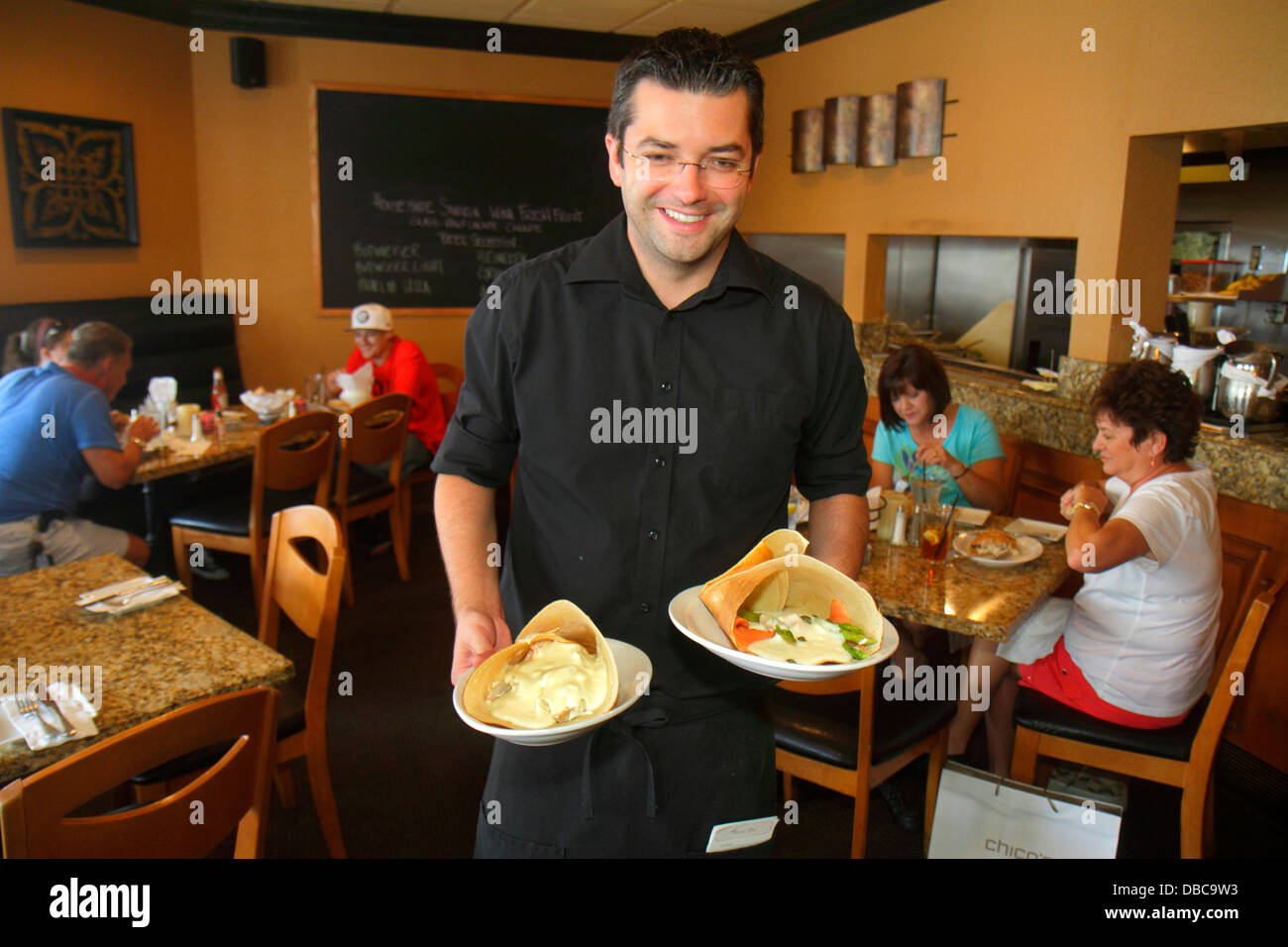 Fort ft. Lauderdale Florida, Las Olas Boulevard, la Bonne Crepe, ristorante ristoranti cibo ristorazione caffè caffè, cucina, cibo, interno, uomo uomini maschio, Foto Stock Fort ft. Lauderdale Florida, Las Olas Boulevard, la Bonne Crepe, ristorante ristoranti cibo ristorazione caffè caffè, cucina, cibo, interno, uomo uomini maschio, Foto Stock