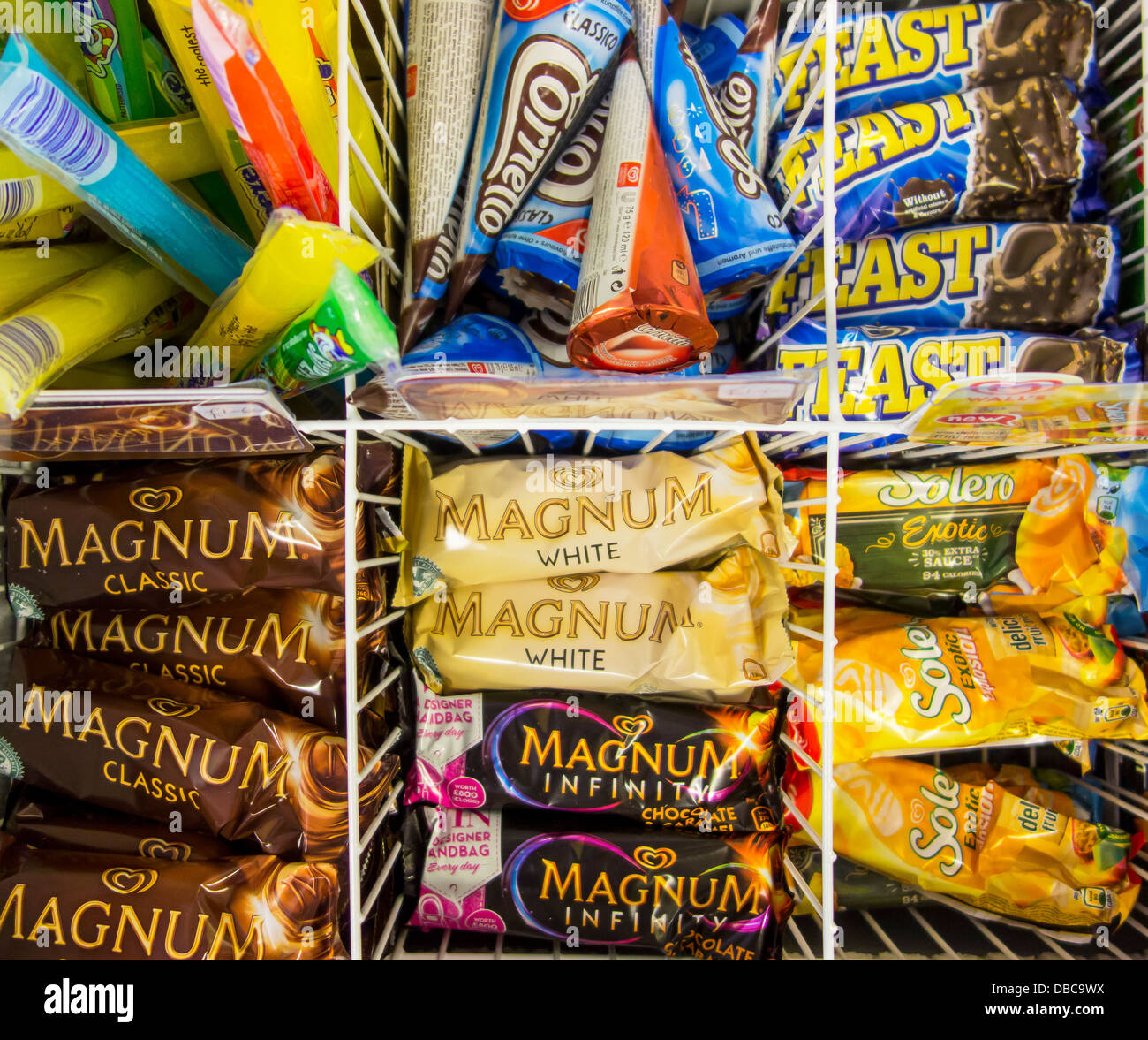 Gelati e ghiaccio display per lecca-lecca in congelatore Foto Stock