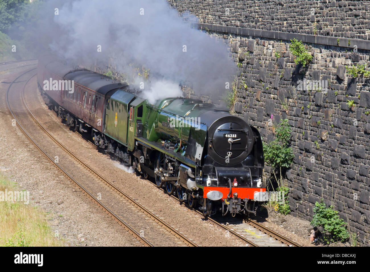 Una locomotiva a vapore la trazione di un treno passeggeri in Scarborough Flyer a Marsden, West Yorkshire il 26 Luglio 2013 Foto Stock