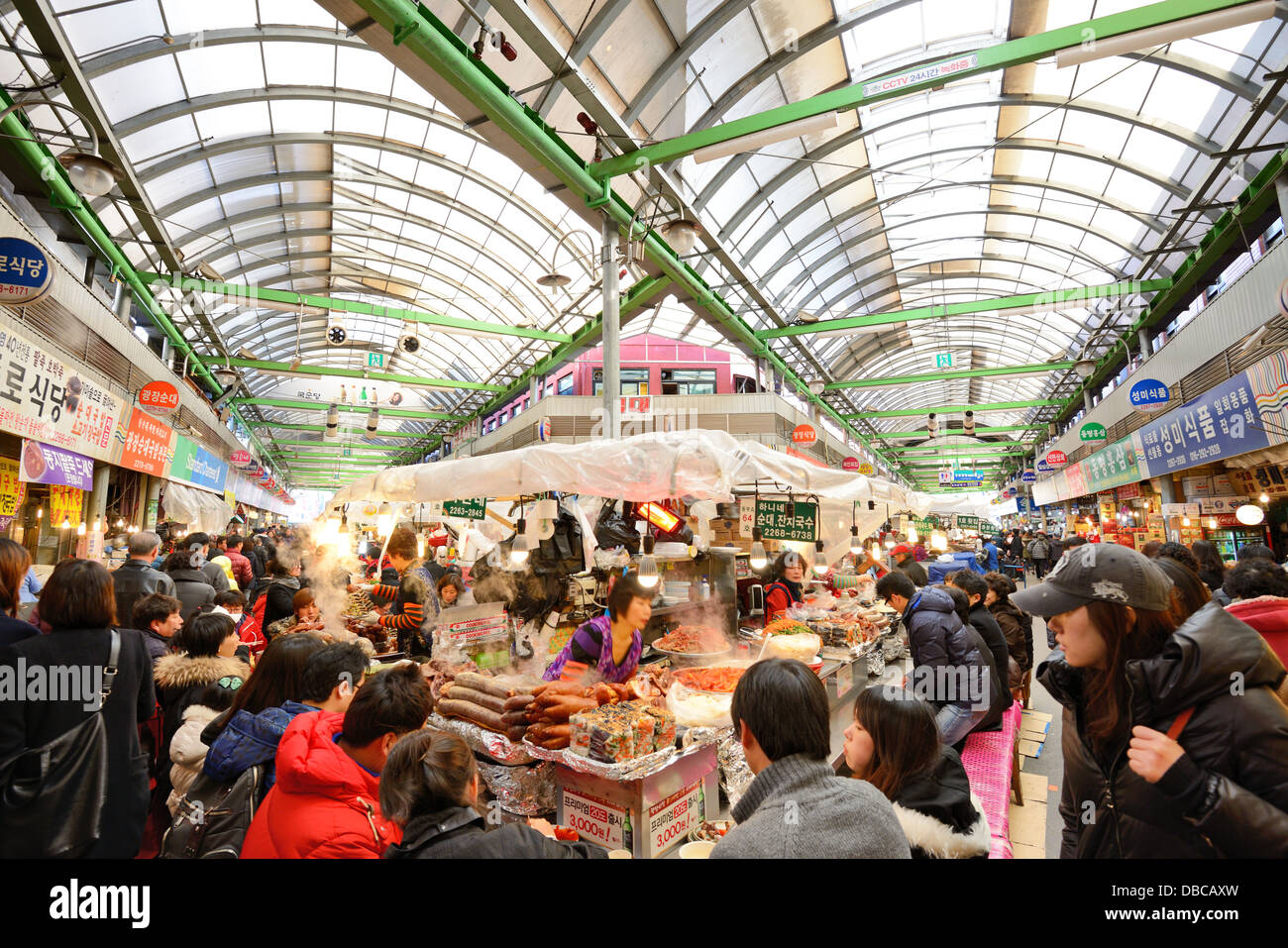 Mercato Gwangjang a Seul, in Corea del Sud. Foto Stock