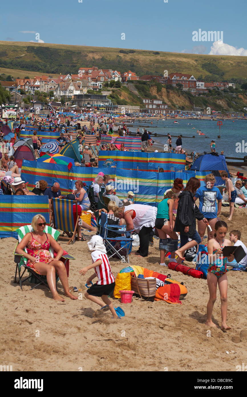 Swanage, Dorset, Regno Unito. 28 Luglio, 2013. I visitatori godere il sole a Swanage beach durante l'attesa per la sfilata di carnevale, prima le docce arrivare più tardi. Credito: Carolyn Jenkins/Alamy Live News Foto Stock