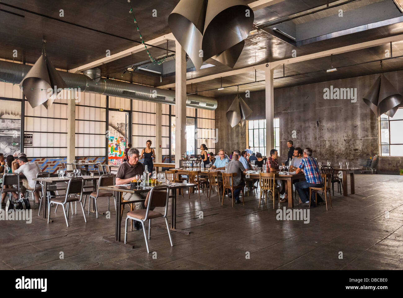 Marsiglia, Francia, 'Friches de la Belle de mai', edifici di vecchia fabbrica, convertito Ristorante Bistro Francese in Loft, moderno bistrot industriale interno Foto Stock