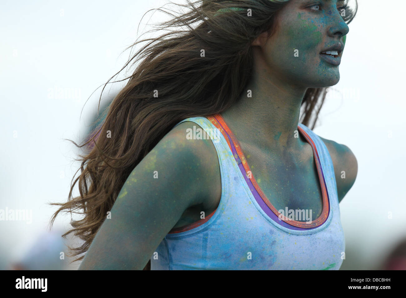 Il modello irlandese Roz Purcell durante l'arcobaleno di colori Run Run evento in Dun Laoghaire a sud di Dublino. Foto Stock