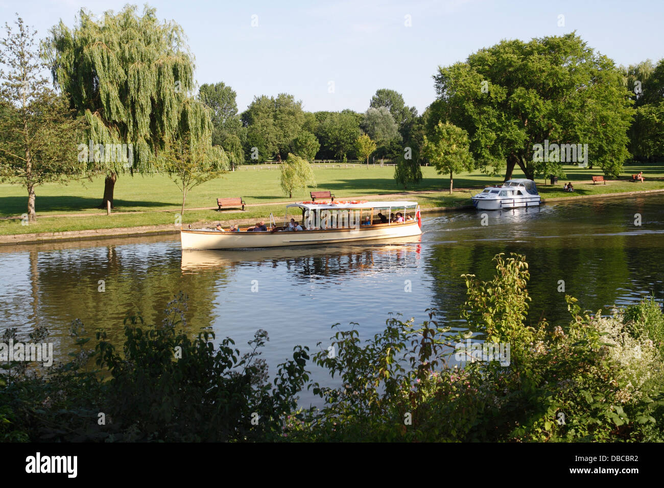 Il piacere di una gita in barca con i turisti sul fiume Avon a Stratford upon Avon Inghilterra Foto Stock