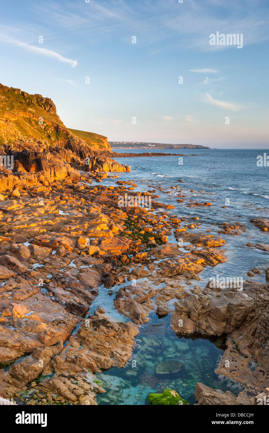 Tramonto sul Porth Nanven, una grotta rocciosa vicino Land's End, Cornwall, England, Regno Unito, Europa Foto Stock