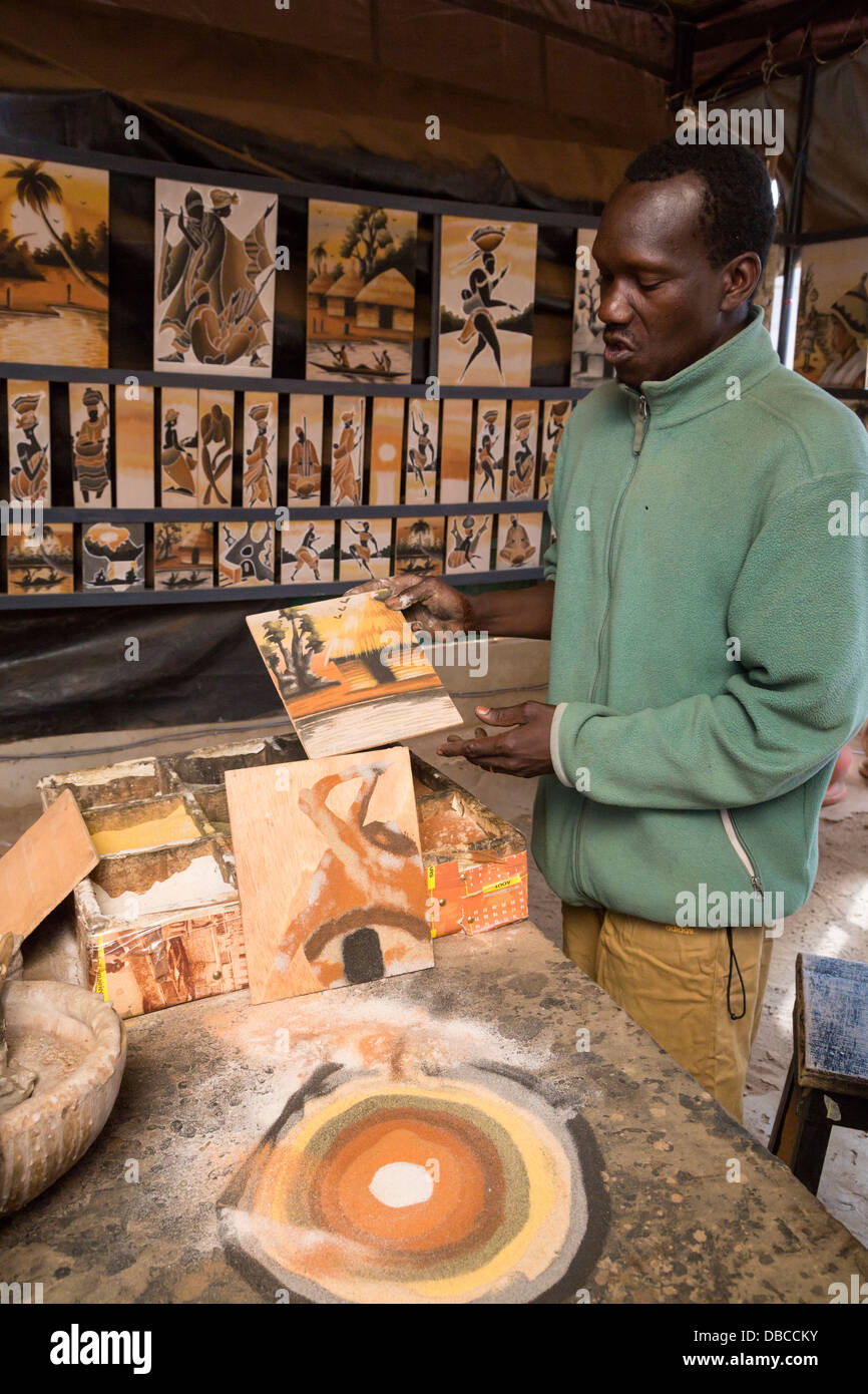 Artista Malian-Senegalese Boubacar dimostra dia la sua tecnica Sand-Painting. Isola di Goree, Dakar, Senegal. Foto Stock