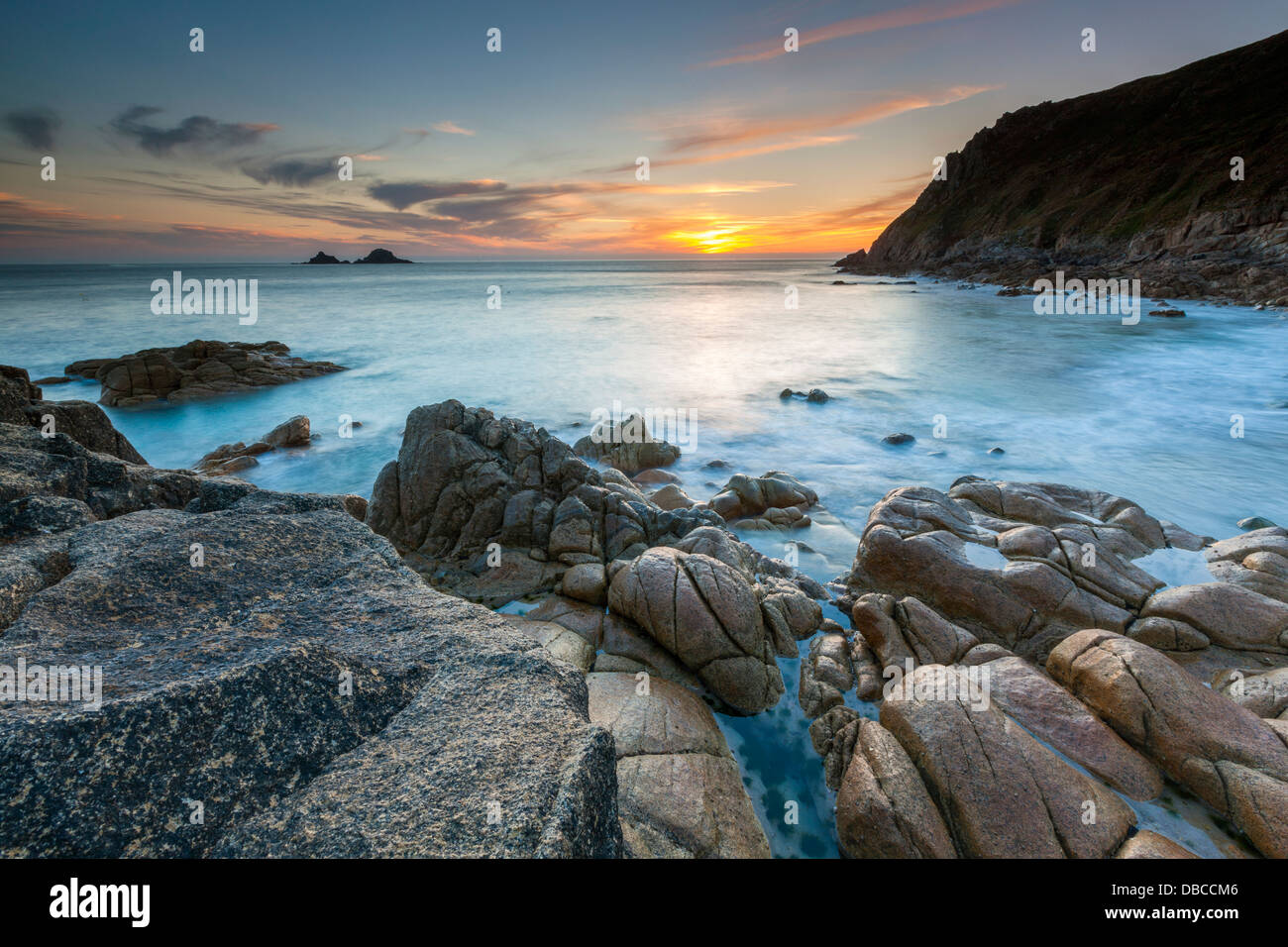 Tramonto sul Porth Nanven, una grotta rocciosa vicino Land's End, Cornwall, England, Regno Unito, Europa Foto Stock