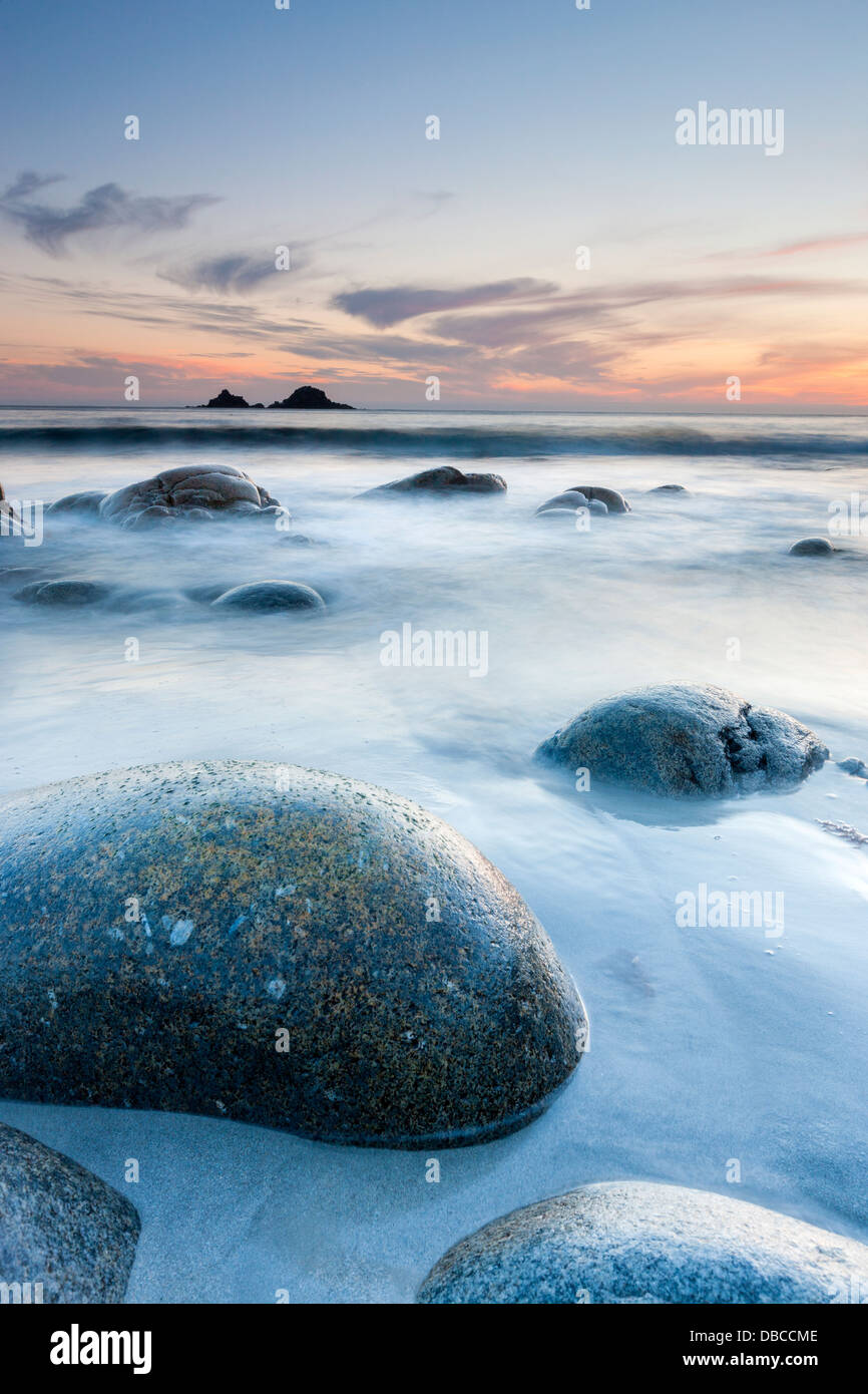 Tramonto sul Porth Nanven, una grotta rocciosa vicino Land's End, Cornwall, England, Regno Unito, Europa Foto Stock