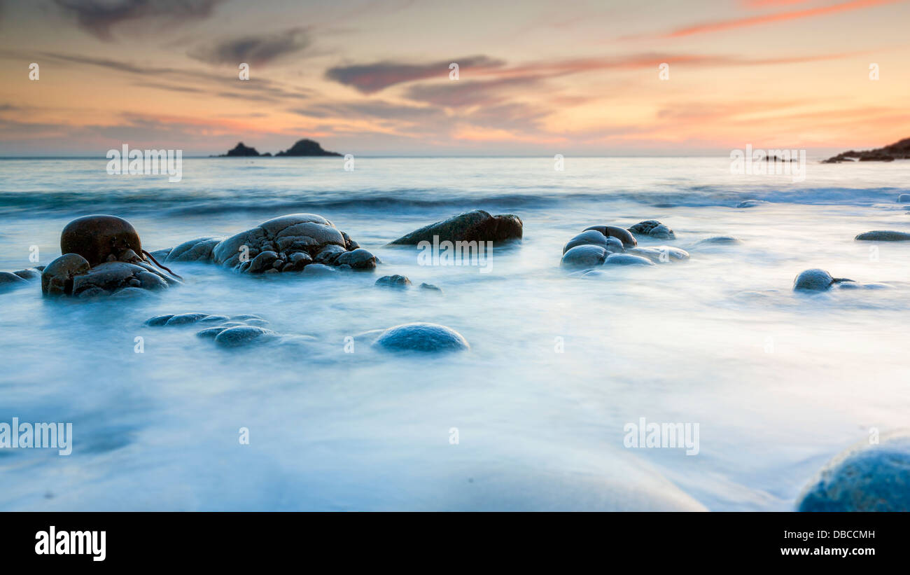 Tramonto sul Porth Nanven, una grotta rocciosa vicino Land's End, Cornwall, England, Regno Unito, Europa Foto Stock