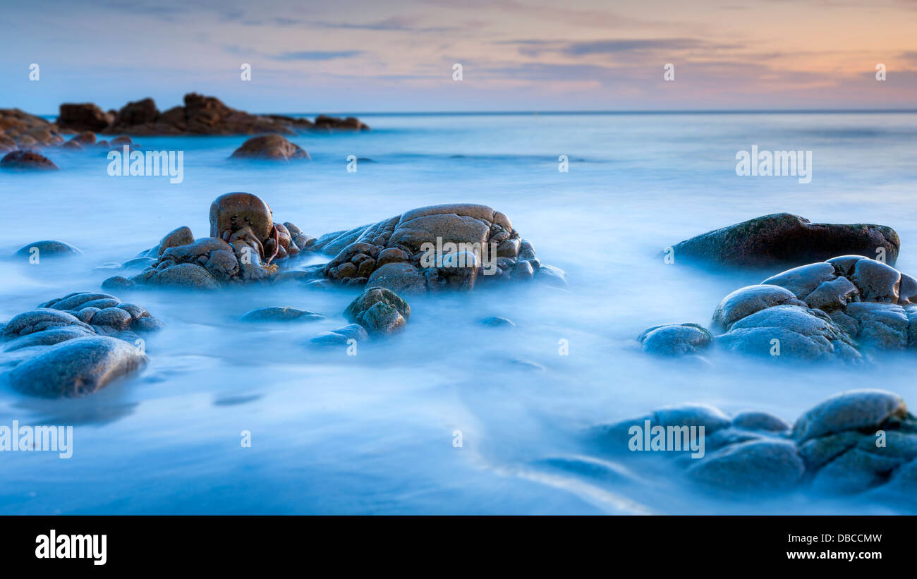 Tramonto sul Porth Nanven, una grotta rocciosa vicino Land's End, Cornwall, England, Regno Unito, Europa Foto Stock