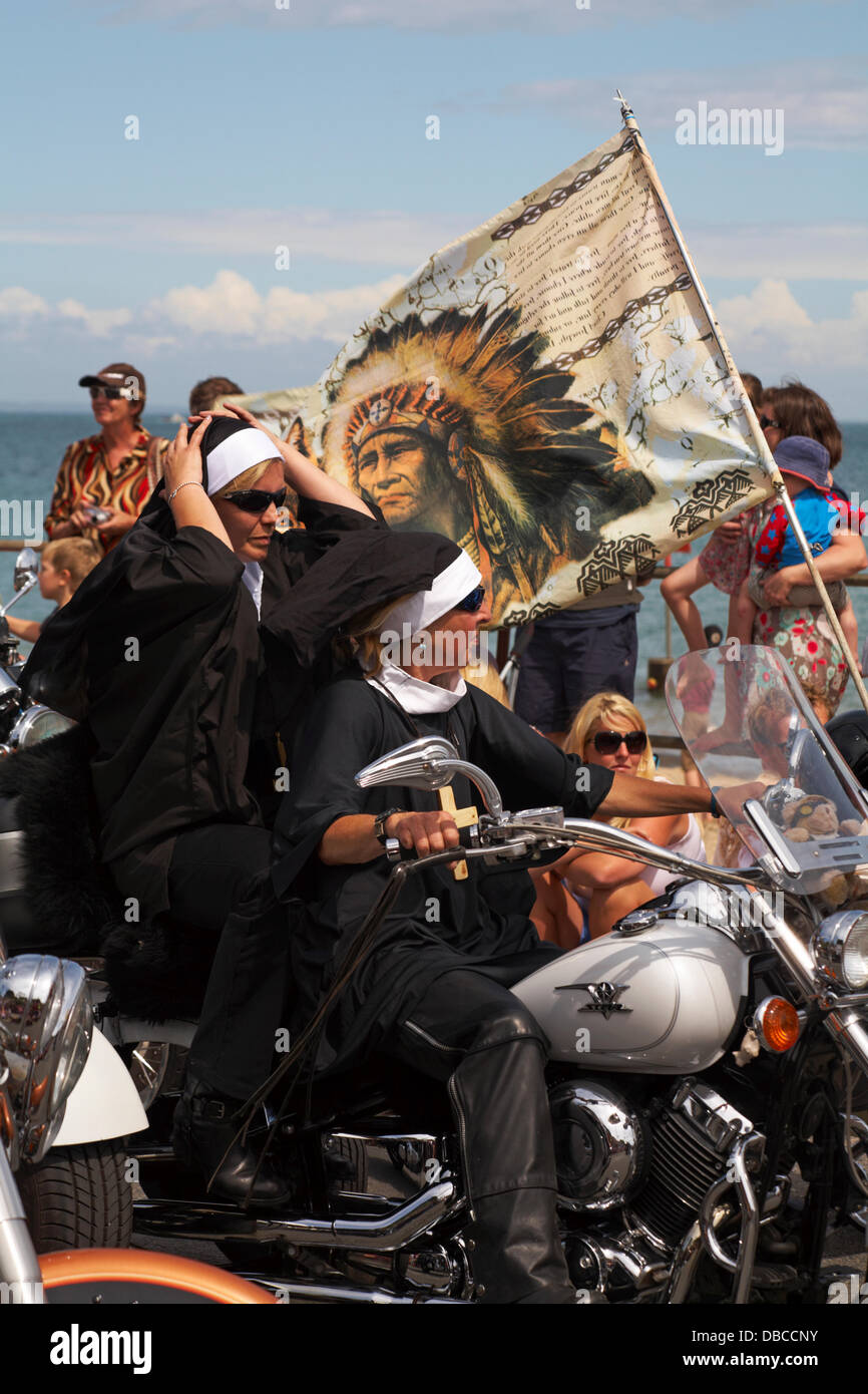 Swanage, DORSET REGNO UNITO 28 luglio 2013. Migliaia di visitatori a discendere su di Swanage per guardare la processione, come parte di Swanage la settimana di carnevale. Credito: Carolyn Jenkins/Alamy Live News Foto Stock