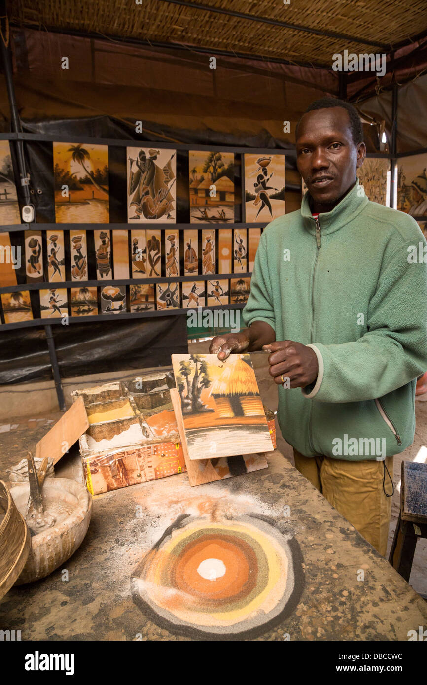 Artista Malian-Senegalese Boubacar dimostra dia la sua tecnica Sand-Painting. Isola di Goree, Dakar, Senegal. Foto Stock