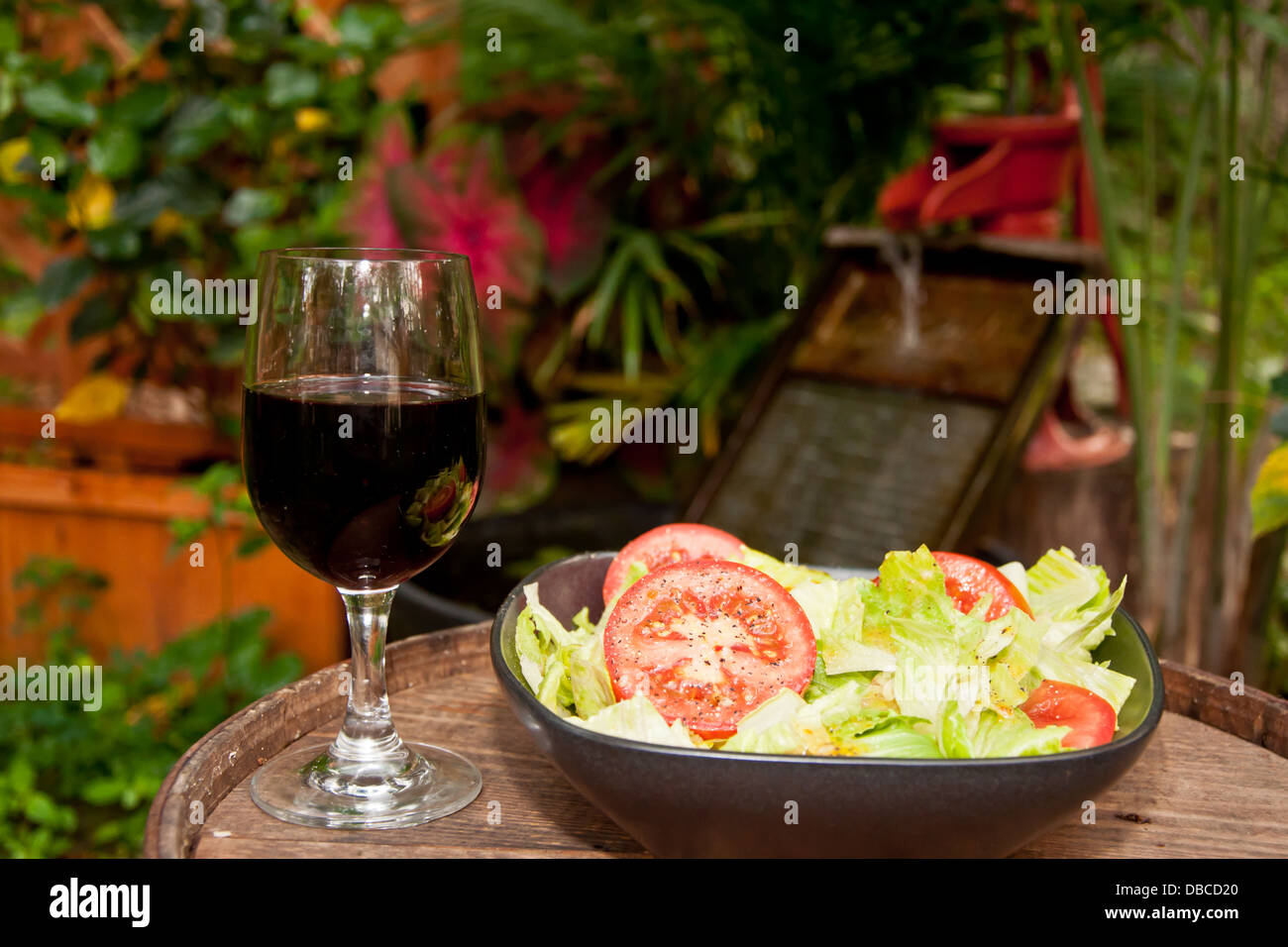 Insalata e un bicchiere di vino Foto Stock