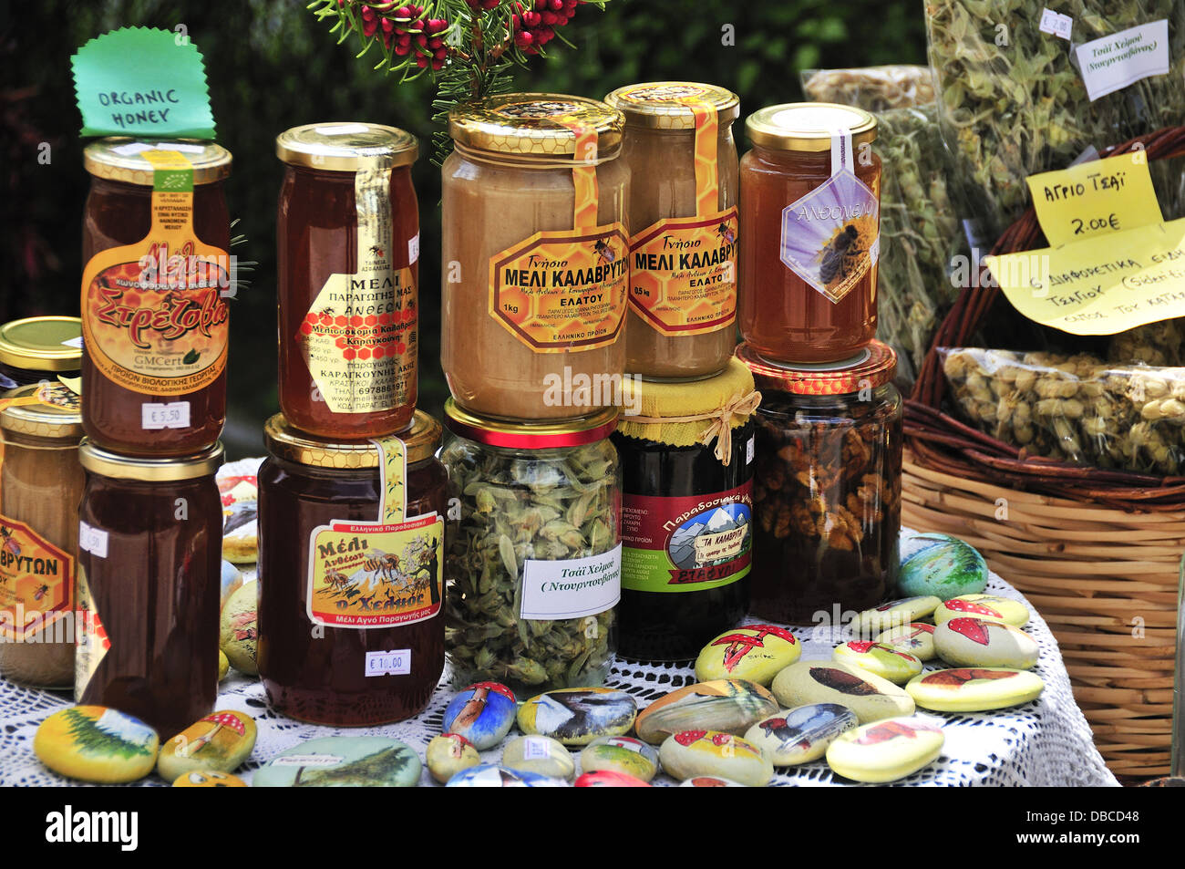 Una fila di vasetti di vetro di miele per la vendita al di fuori di un negozio nella città di montagna di Diakofto Diakopto o, Peloponneso, Grecia Foto Stock