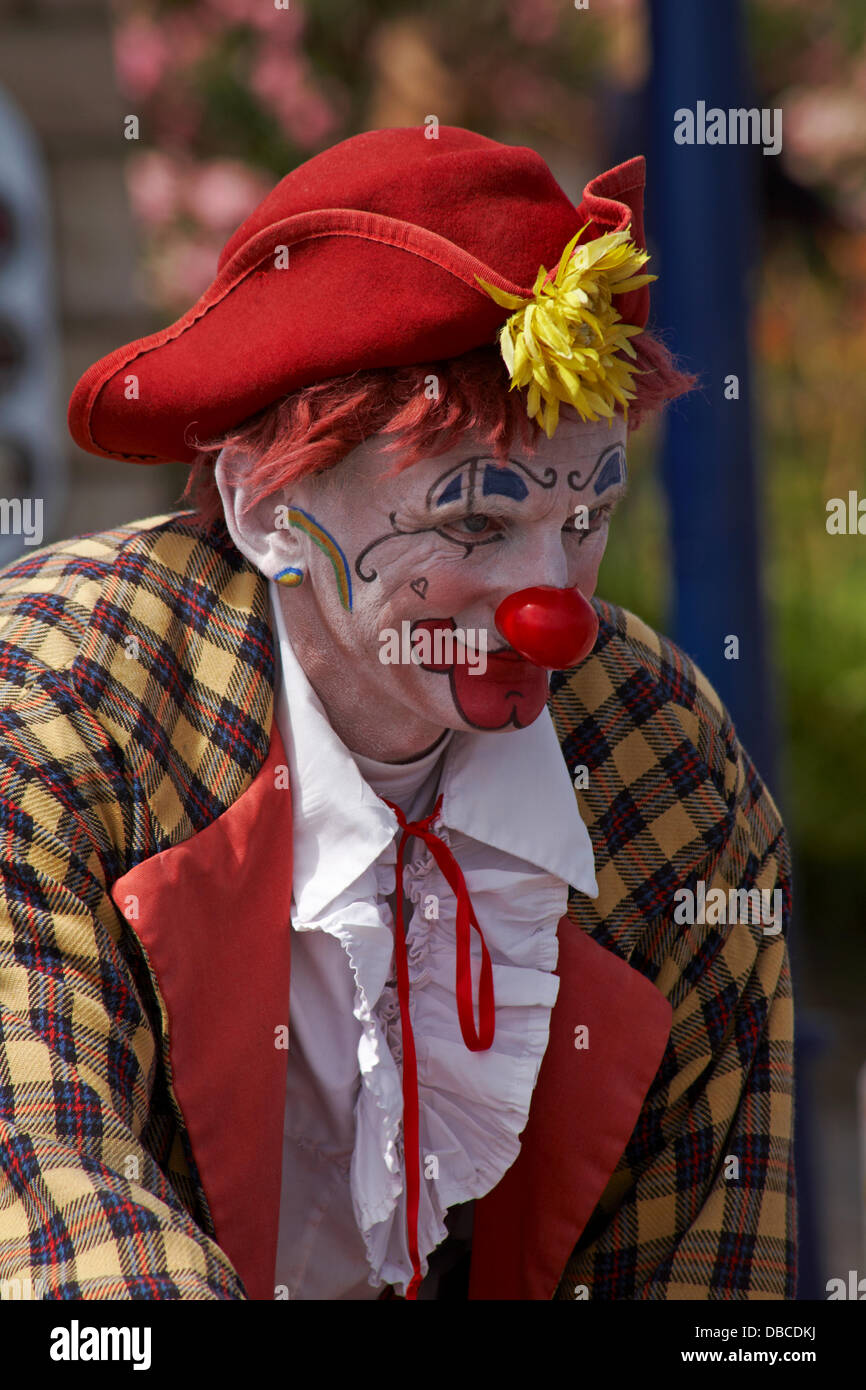 Swanage, Dorset UK 28 luglio 2013. Migliaia di visitatori scendono a Swanage per assistere alla processione, come parte della settimana del Carnevale di Swanage. Clown intrattenere la folla. Credit: Carolyn Jenkins/Alamy Live News Foto Stock