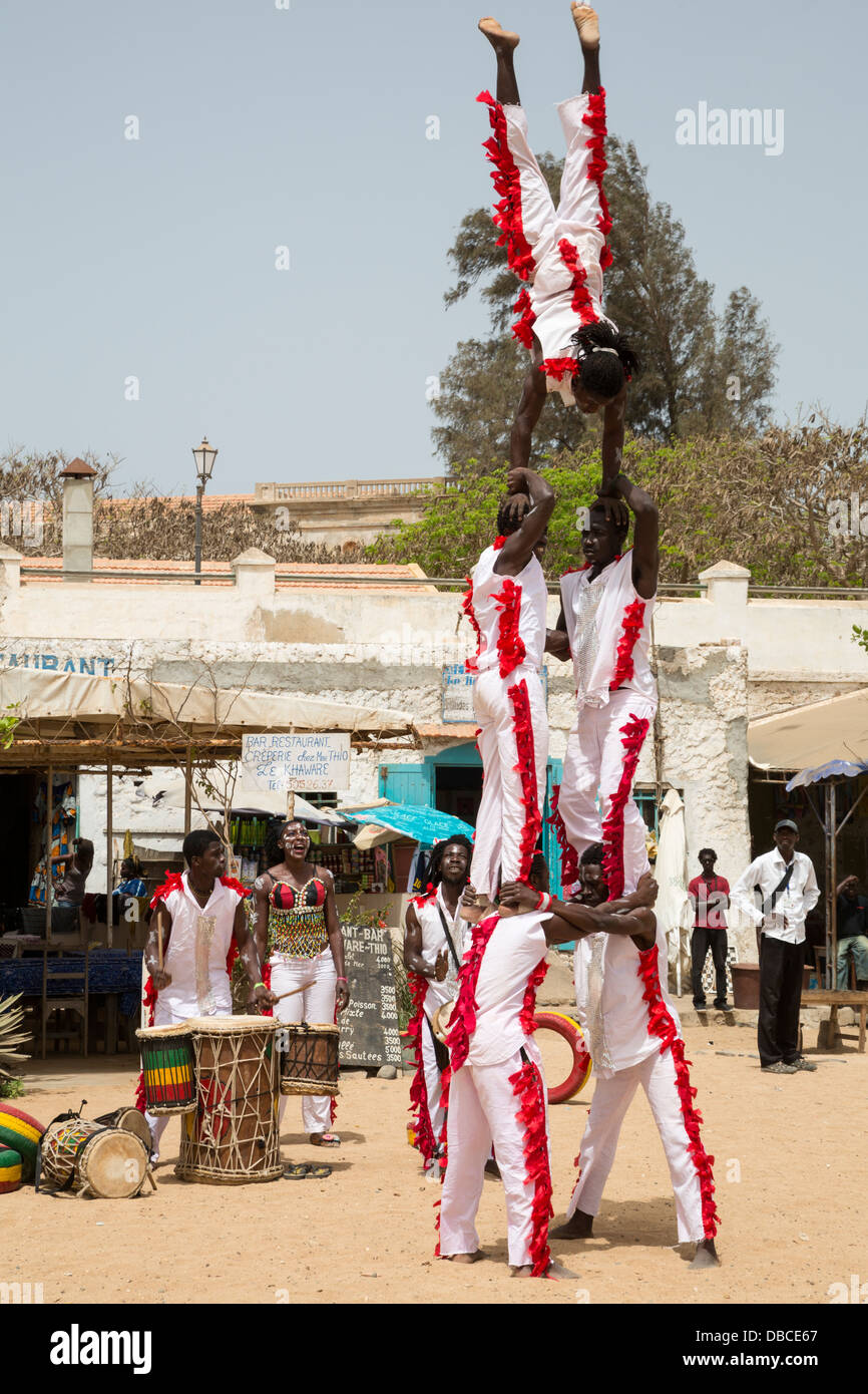 I ginnasti eseguire per dare il benvenuto ai visitatori di biennale Festival delle arti, isola di Goree, Senegal. Foto Stock