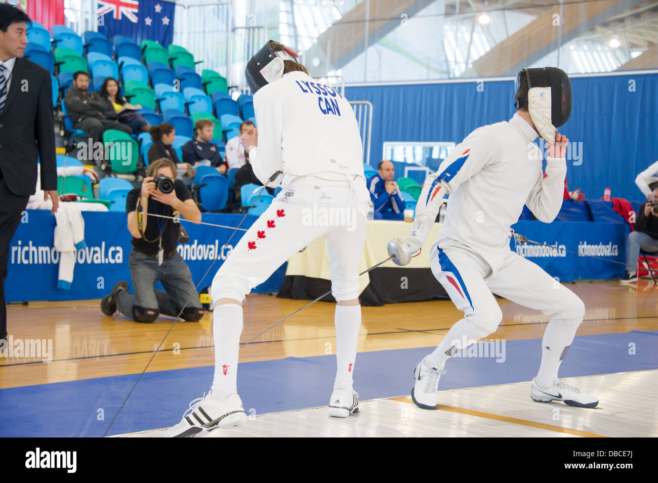Due individui di scherma a mens epee Foto Stock