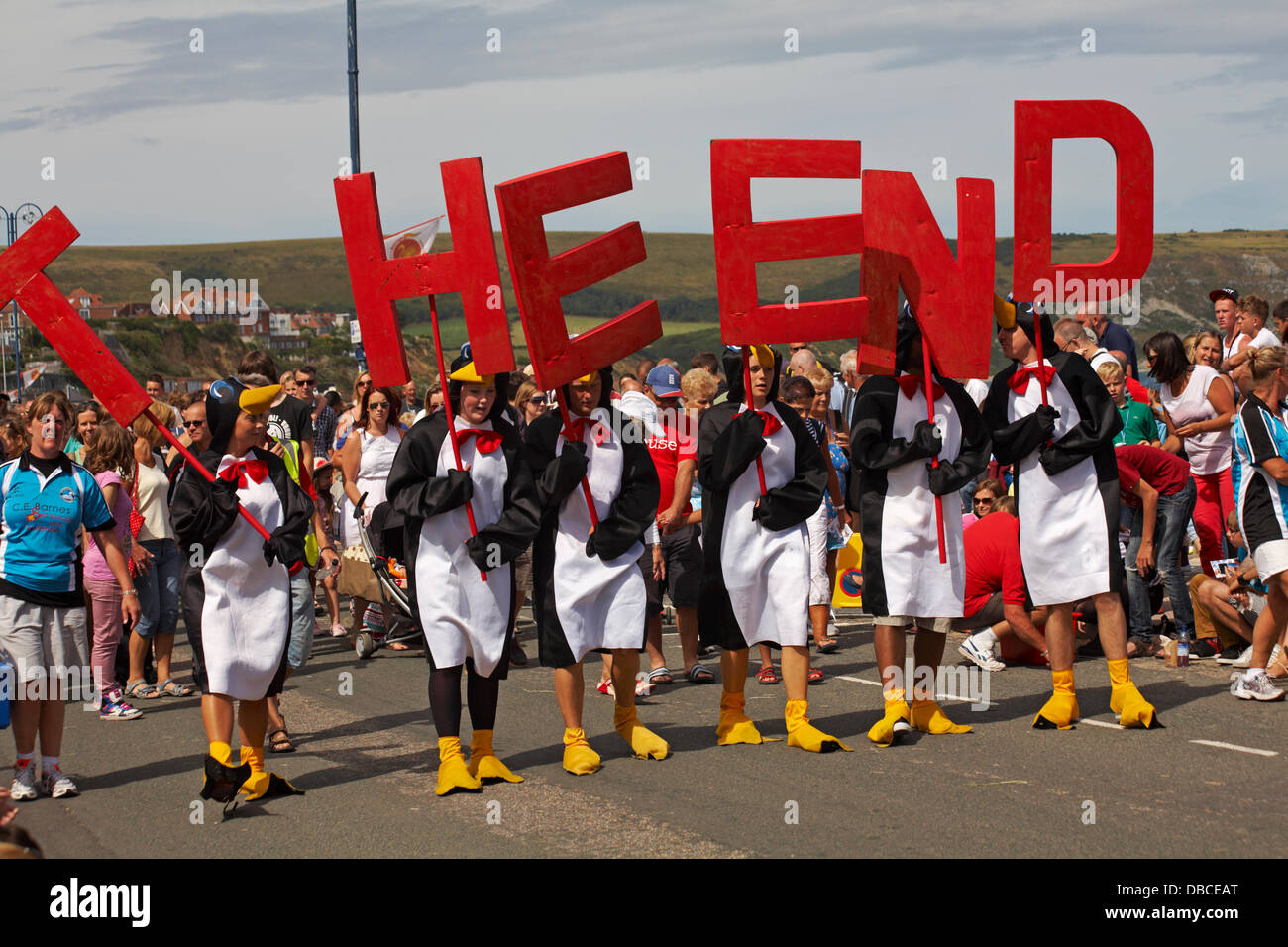 Swanage, DORSET REGNO UNITO 28 luglio 2013. Migliaia di visitatori a discendere su di Swanage per guardare la processione, come parte di Swanage la settimana di carnevale. Credito: Carolyn Jenkins/Alamy Live News Foto Stock