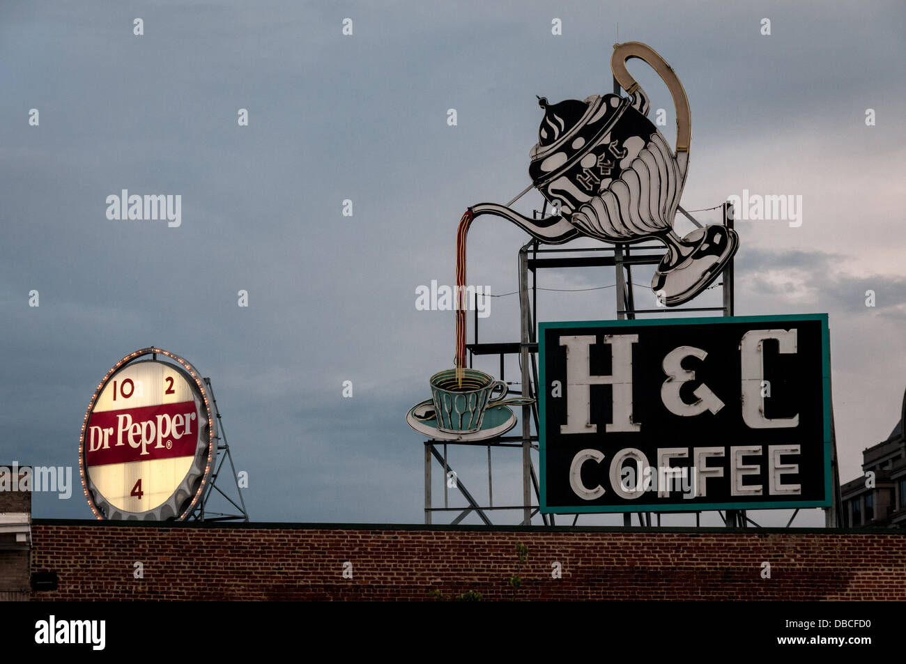 H&C Caffè e Dr Pepper neon di insegne pubblicitarie al crepuscolo, Roanoke, Virginia Foto Stock