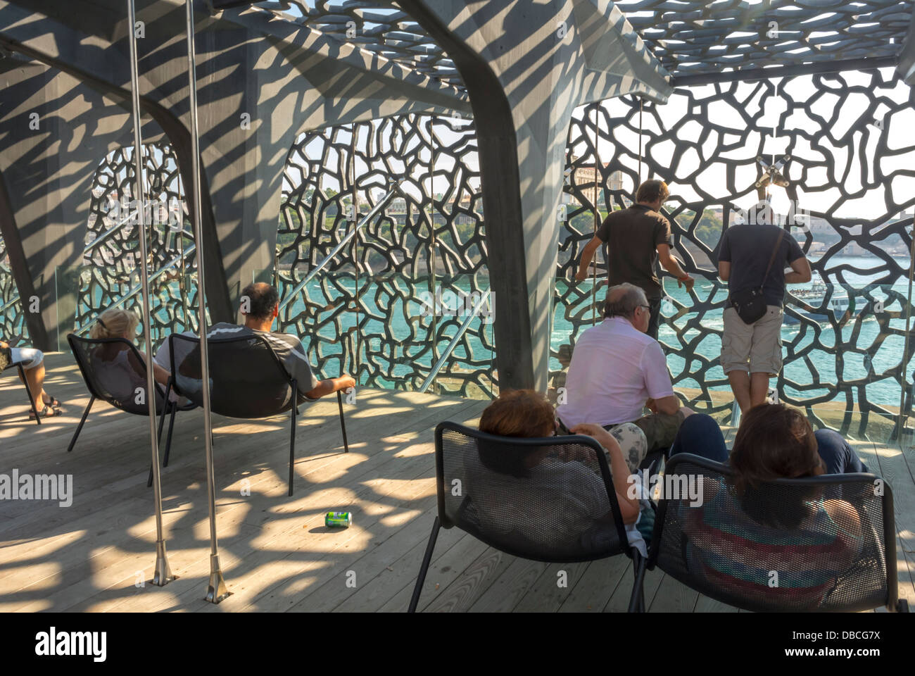 Marsiglia, Francia, architettura moderna, MUCEM Museum Building, Musée des Civilisations de l'Europe et de la Méditerranée, Sud della Francia, Roof Café (Credit Architect: "Rudy Riciotti") Roof Terrace edifici insoliti Foto Stock