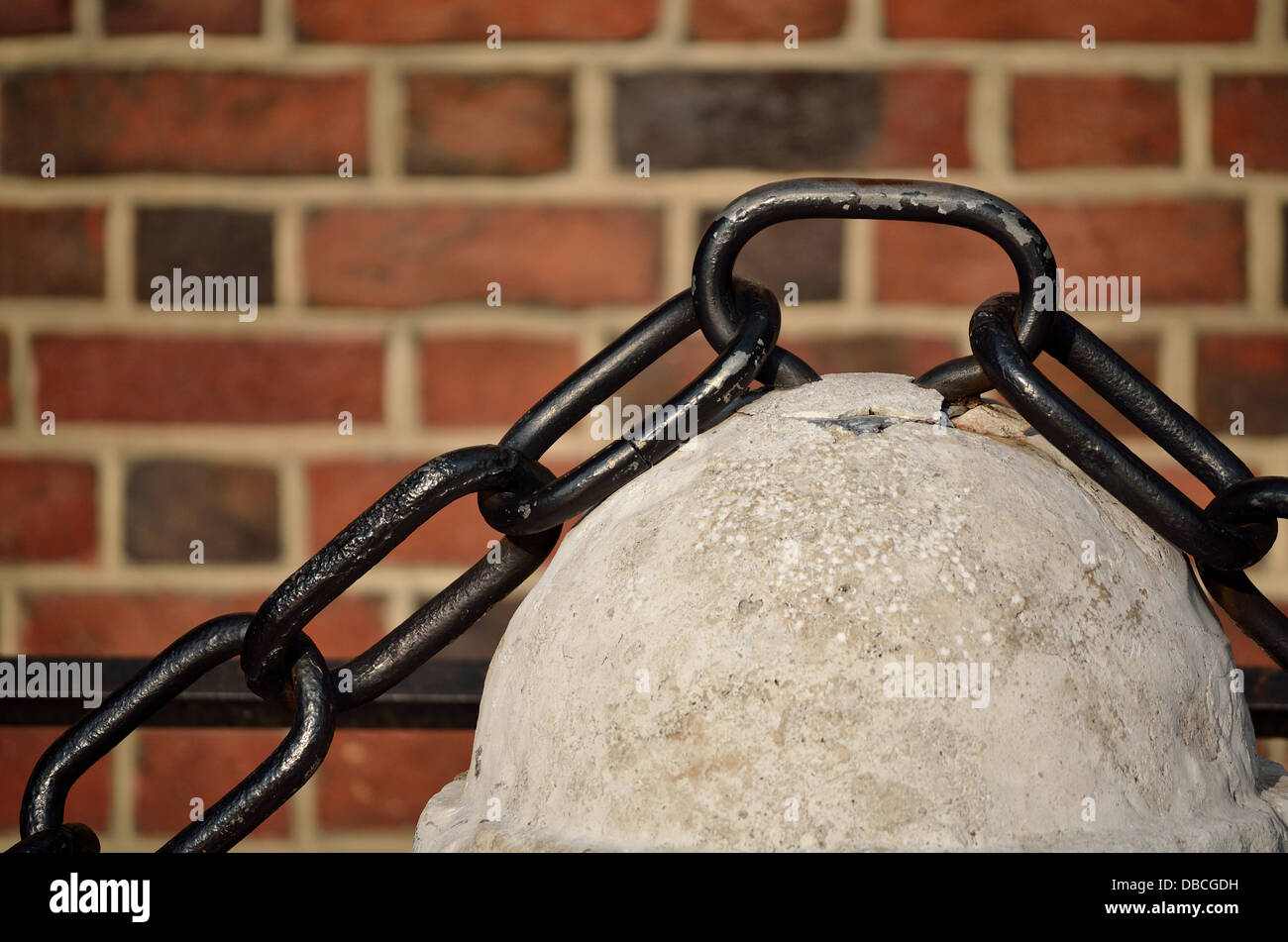 Antica catena arrugginito sul muro di mattoni Cracow Polonia Foto Stock