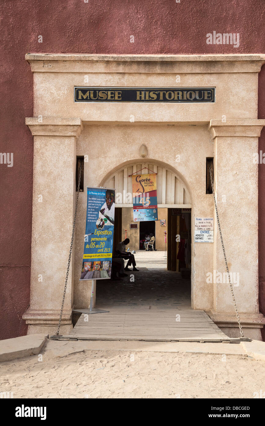 Ingresso al francese-costruito (1850) Fort d'Estrees, ora il IFAN Museo Storico, isola di Goree, Senegal. Foto Stock