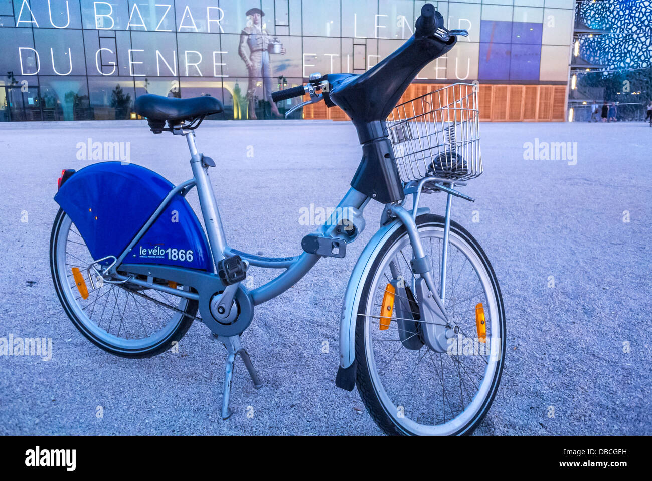 Marseille, Francia, bicicletta pubblica schema di condivisione, con architettura moderna , MUCEM Edificio, 'Musée des civiltà de l'Europe et de la Méditerranée", nel sud della Francia Foto Stock
