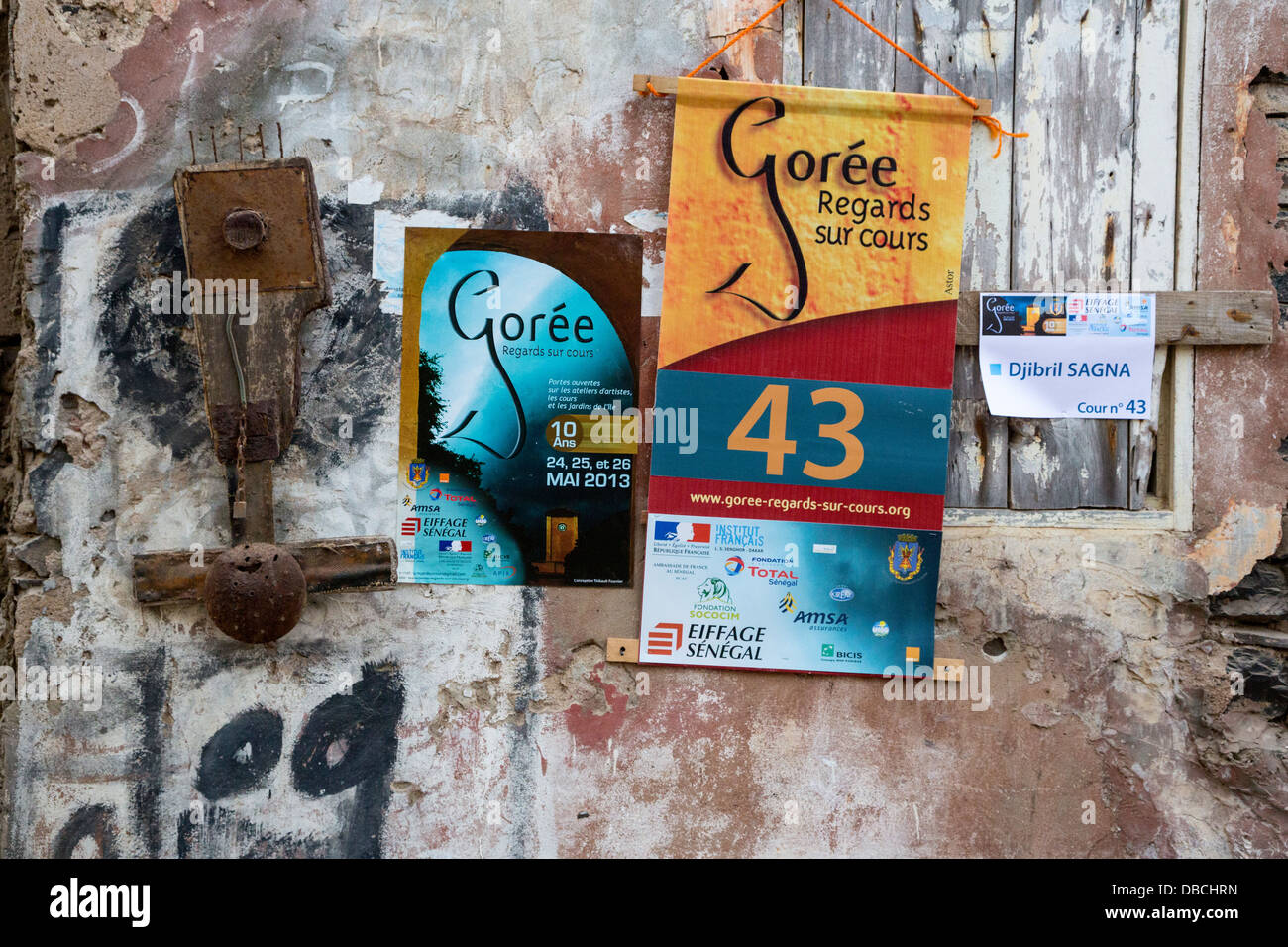 Poster annunciando il decimo anniversario della Biennale Festival delle arti, isola di Goree, Senegal. Studio di Djibril Sagna. Foto Stock