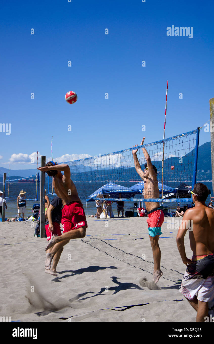 I giocatori di beach volley a Kitsilano Beach. Vancouver, British Columbia, Canada. Foto Stock