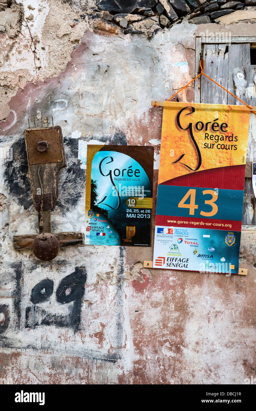 Poster annunciando il decimo anniversario della Biennale Festival delle arti, isola di Goree, Senegal. Studio di Djibril Sagna. Foto Stock