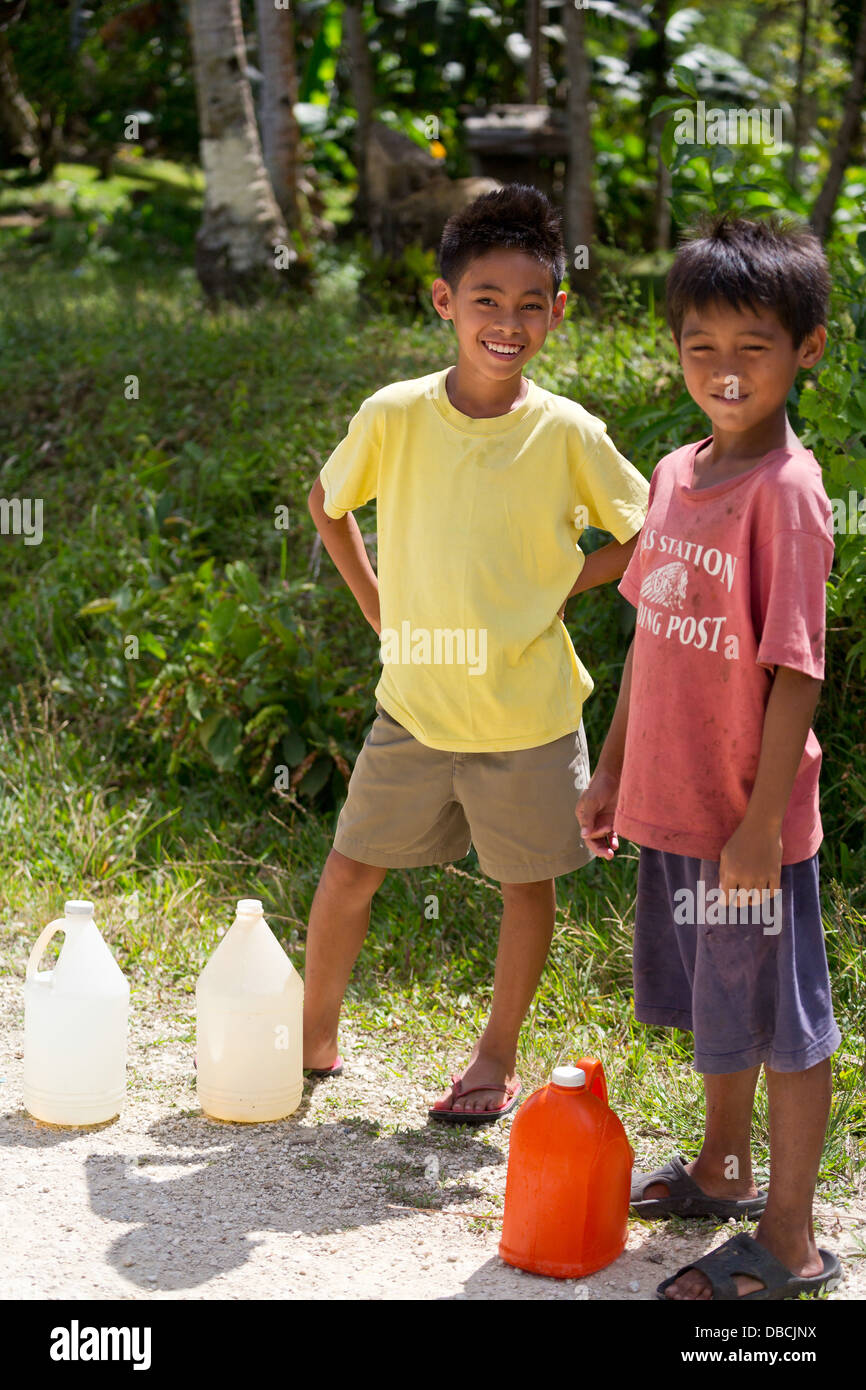 Ragazzi piccoli nel paesaggio rurale sull isola di Bohol, Filippine Foto Stock