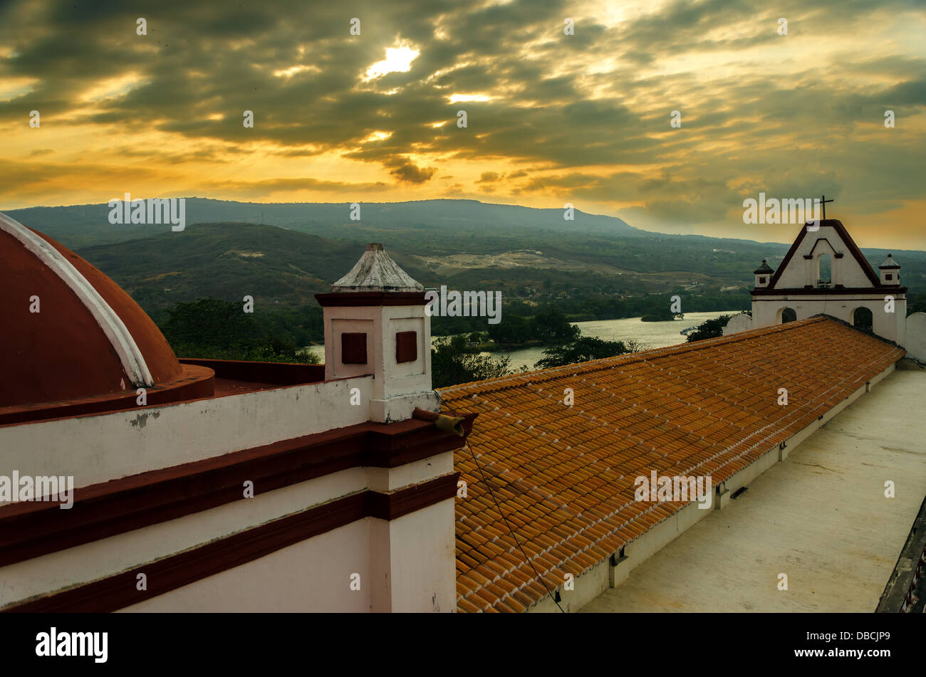Il tramonto visto in pianta da sopra di una chiesa nello Stato del Chiapas, Messico Foto Stock