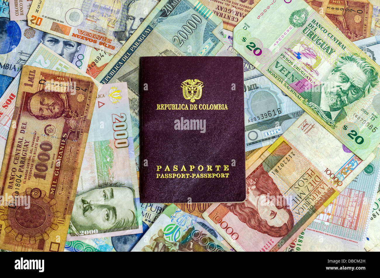 Passaporto colombiano con diverse valute latinoamericane Foto Stock